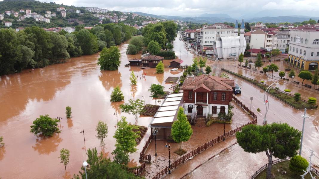 Bartın’daki sel felaketi havadan görüntülendi. Yardıma Mehmetçik koştu 38